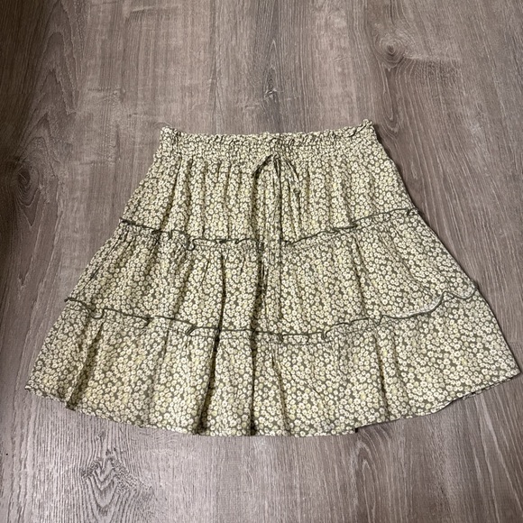 Good Luck Gem Dresses & Skirts - Good Luck Gem Green Daisy Floral Skirt White & Sage Flowy Tiered Women’s Medium